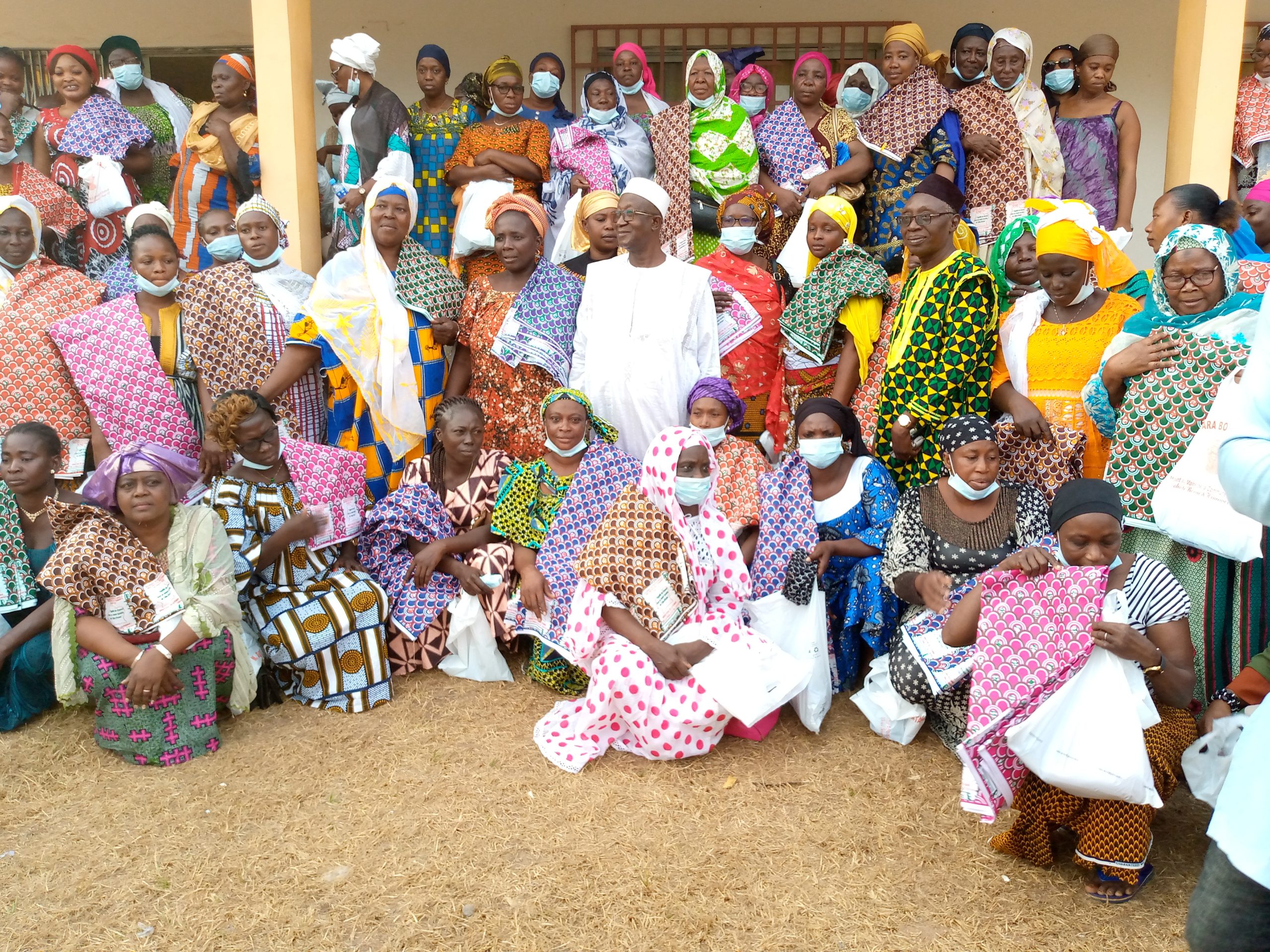 JOURNEE DE LA FEMME: REMISE DE PAGNES AUX FEMMES DE BONDOUKOU