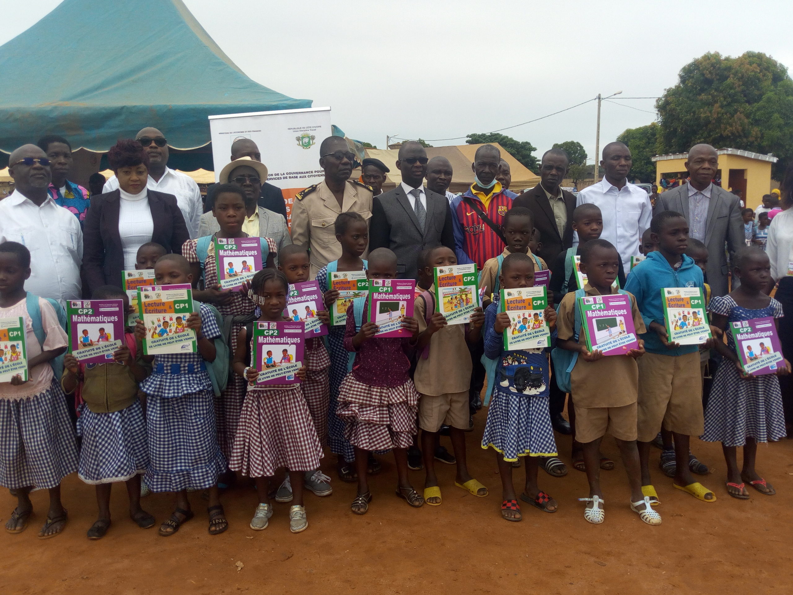 BOUNDIALI: DES MANUELS SCOLAIRES OFFERTS AUX ÉLÈVES DE MADIANI